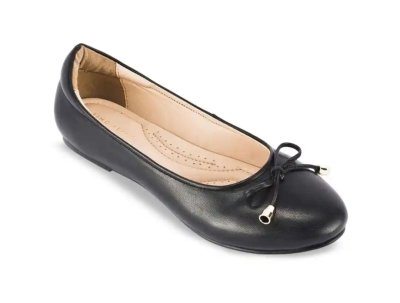 Black shoes that match trendy outfits