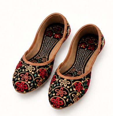 Black Multicolor Embroidered Jutti